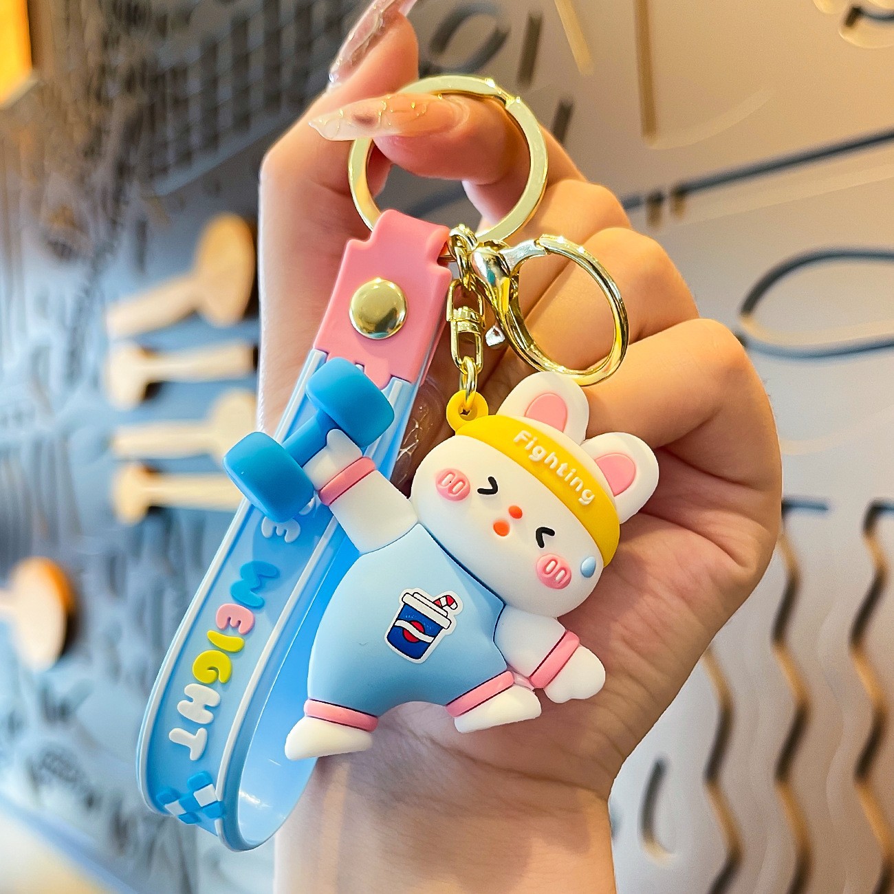 Muñeca de goma goteando bolsas escolares colgantes colgantes de muñecas colgantes de la máquina del mercado nocturno regalos al por mayor llaveros de dibujos animados