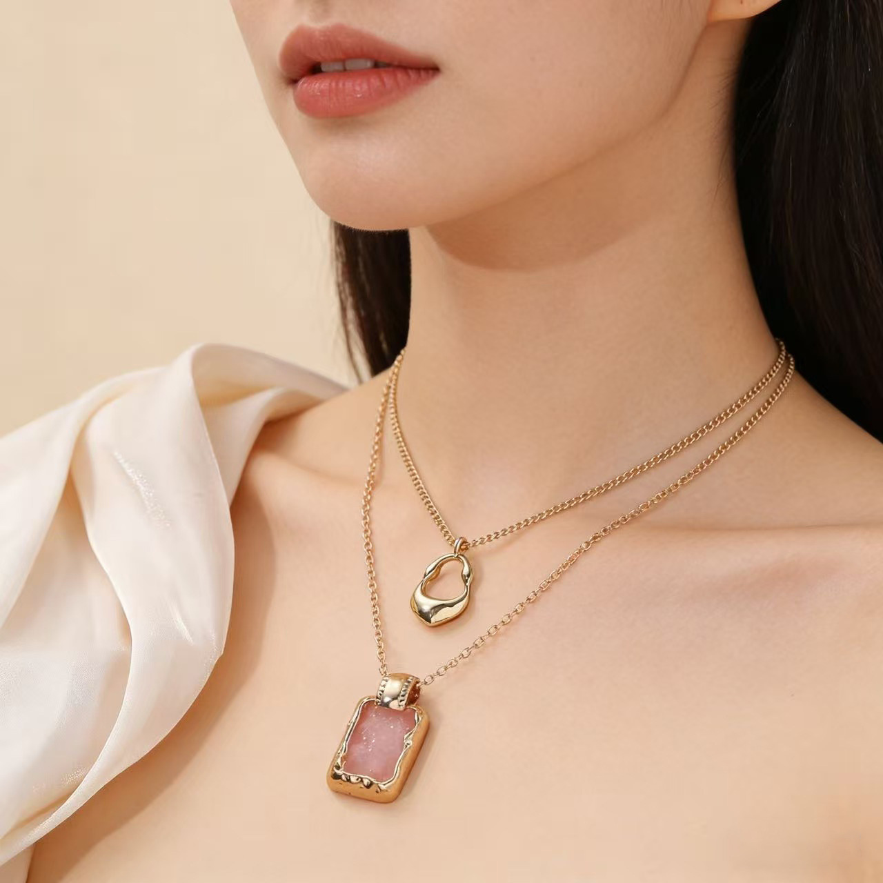 Collana a strati minimalista con catene delicate da donna_voghion.com