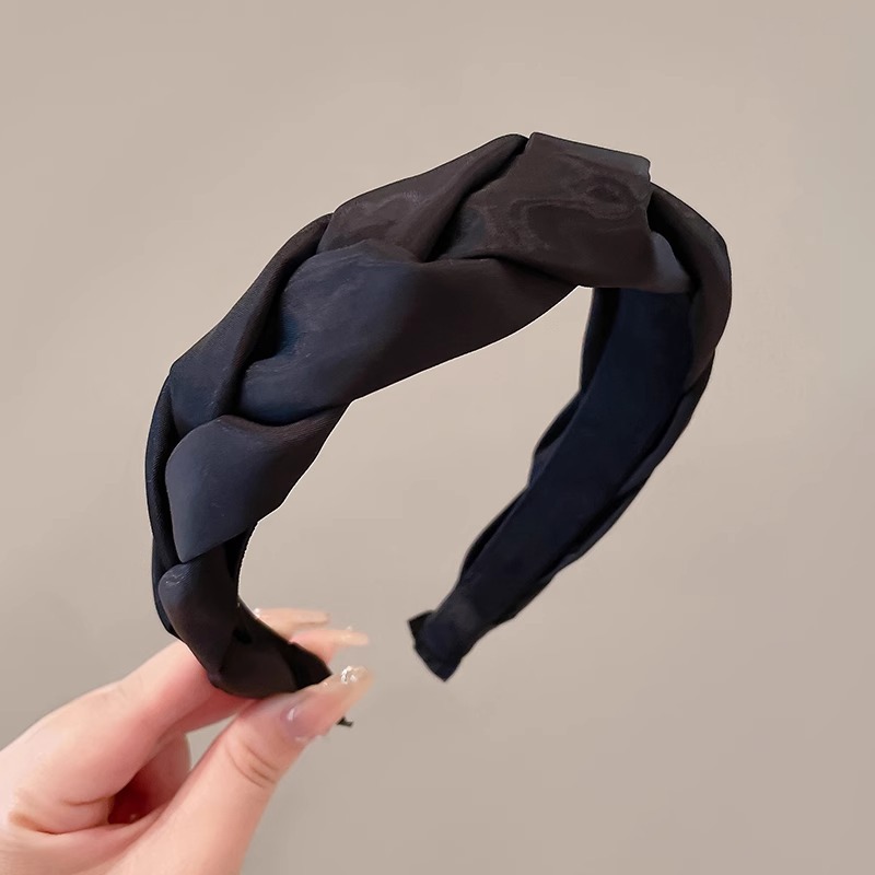 El mismo tipo de correa de ciervo blanco aumenta la altura de la correa de cabello plegada de la parte superior del cráneo. Las tarjetas de cabello de primavera muestran cara pequeña en 2025.