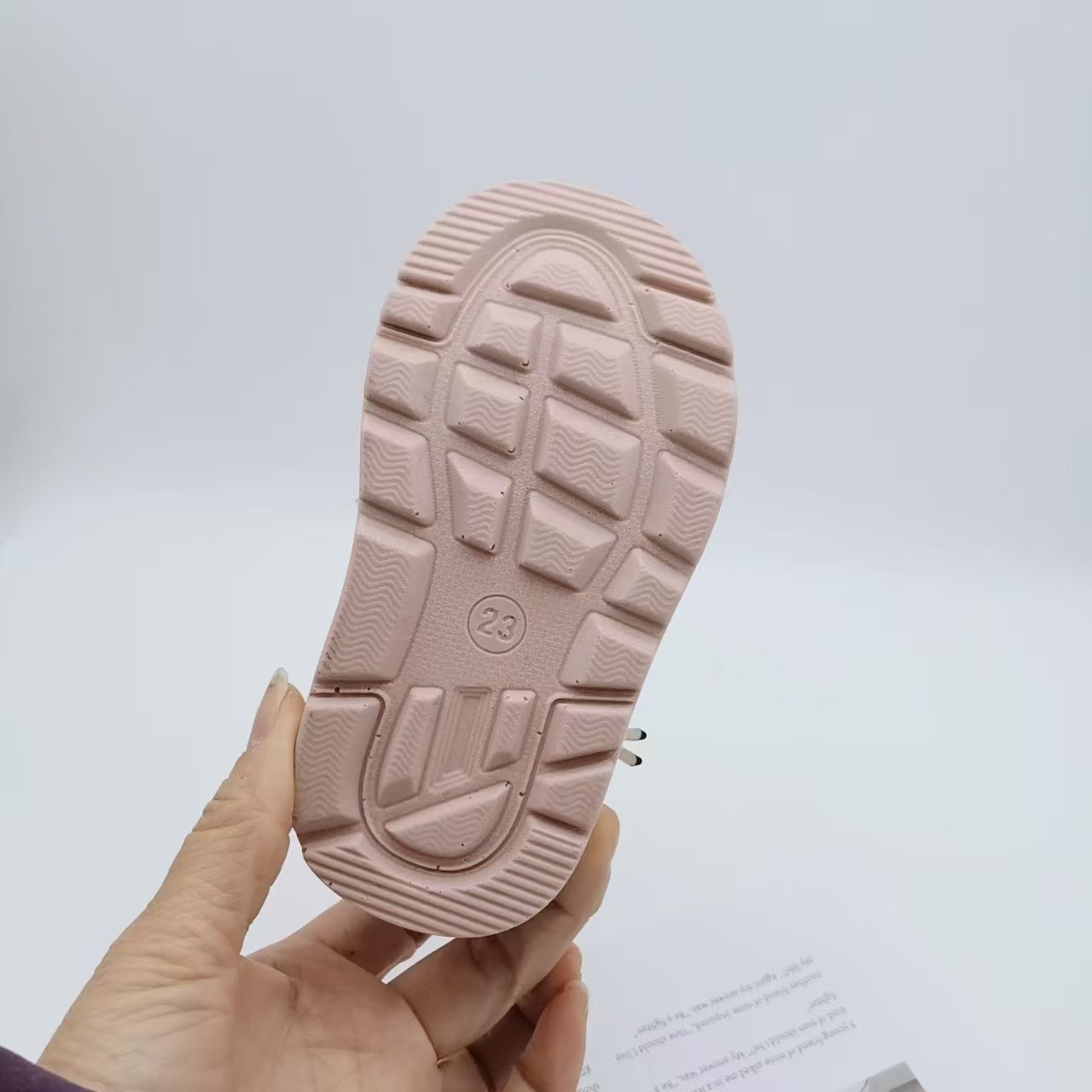 33-38 Tamaño de invierno de niños botas de nieve 2025 nuevas botas cortas para niños con botas de algodón gruesas para bebés calientes