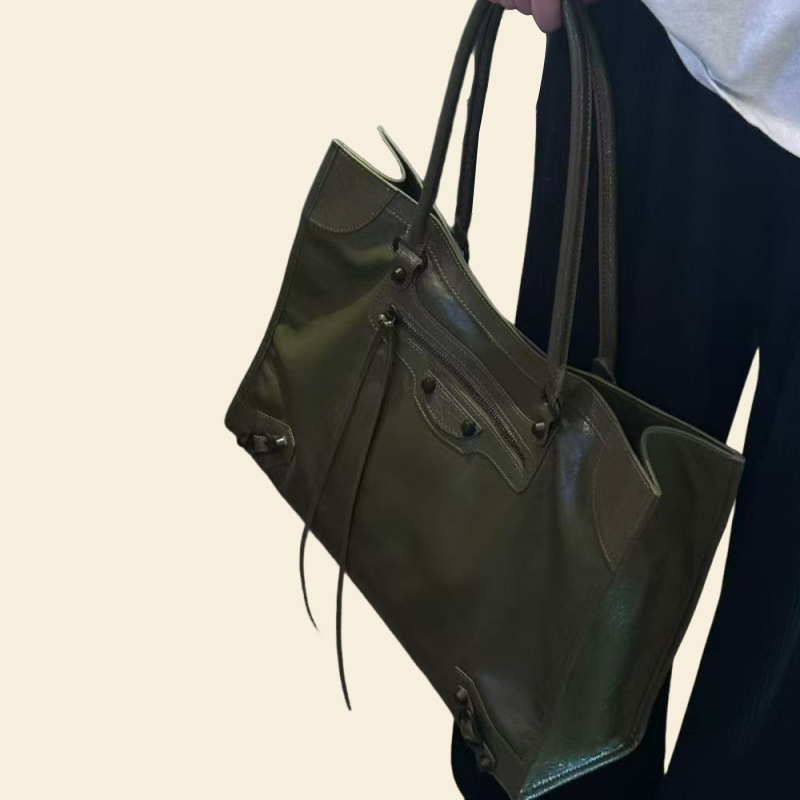 2026 Spring New Outlet Studded Bag Classic Retro Motorcycle Bucket Bag Top Grain Cowhide Shoulder Tote Bag For Women