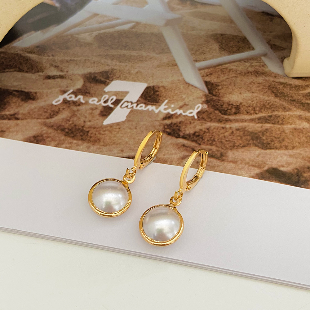 Mode Einfache Runde Perle Geometrische Kupfer Ohr Clip Ohrringe display picture 3