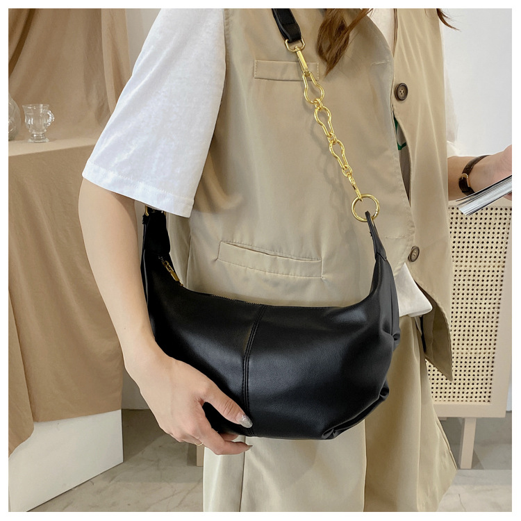 Simple Metal Chain Soft Leather Shoulder Bag display picture 1