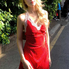 纯欲风《托卡艳阳》红色波点法式连衣裙女春季新款蕾丝挂脖吊带裙