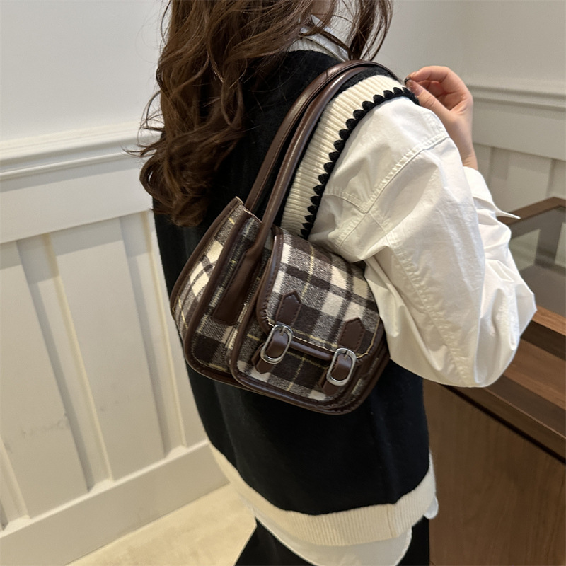 Bolso de lana de nicho súper caliente para mujer 2024 nuevo otoño e invierno bolso de axila de un solo hombro de todo fósforo bolso cuadrado pequeño portátil de moda