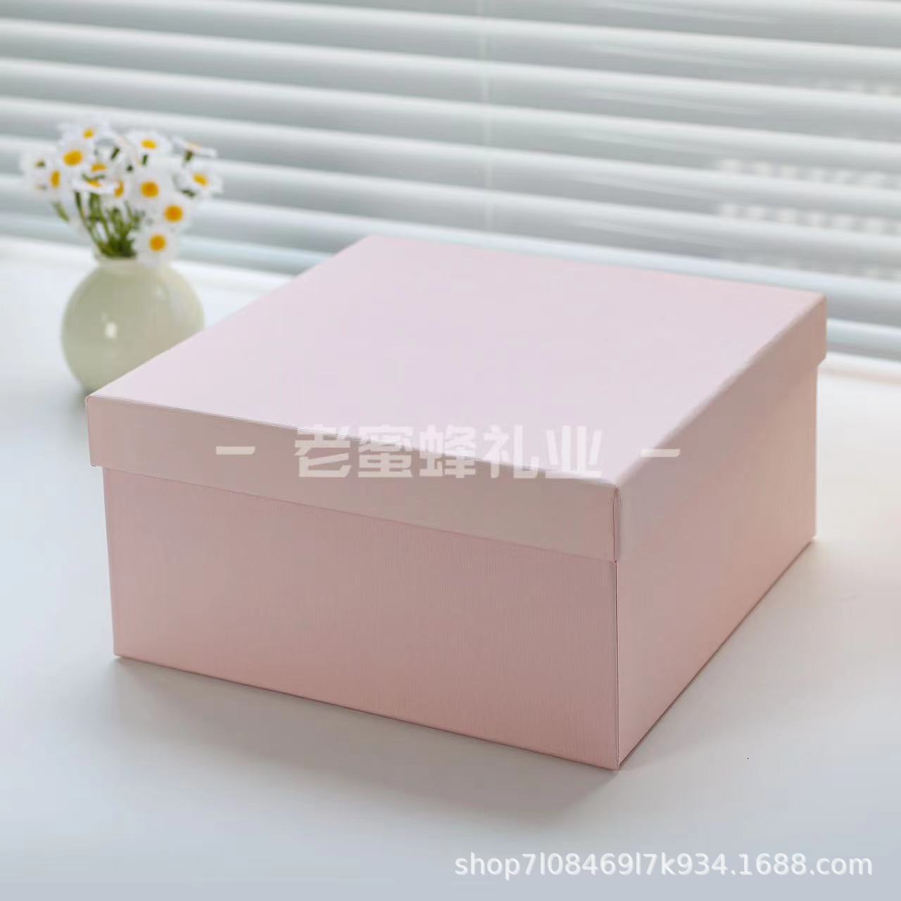 Квадратный розовый (матовый с темным рисунком, белый внутри); 18*18*7 см (без учета других аксессуаров); коробка для неба и земли
