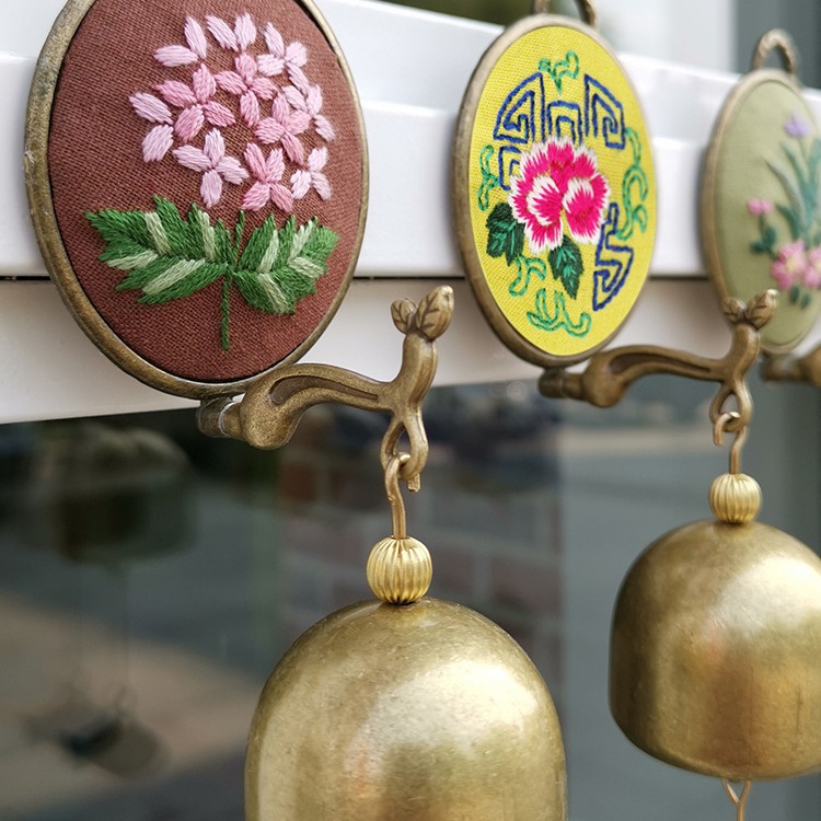 Bordado DIY Bell hecho a mano auto-bordado paquete de material matar el tiempo bordado tridimensional producción timbre colgante decoración campanas de viento