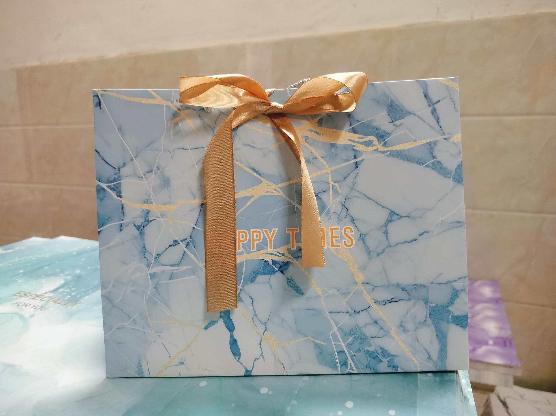 황금 리본, 흰색 판지, 작은 크기(18*10*16)