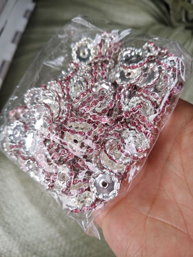 国境を越えて人気のある15mm銀色のビーズを隔てた円形のドリルリング車の輪の波の縁にドリルの部品を入れます。