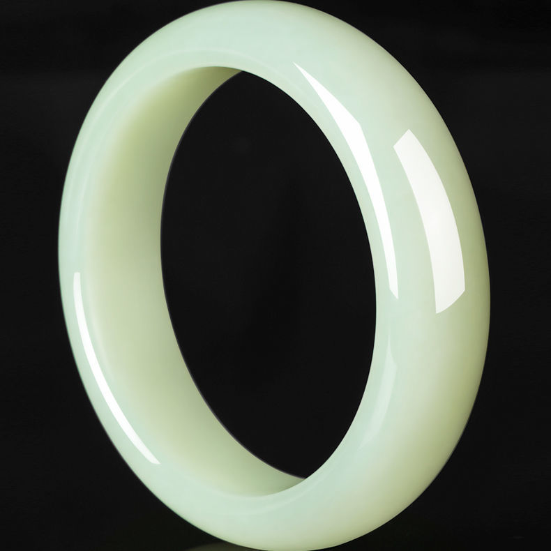 Vòng tay ngọc bích Tân Cương tự nhiên màu nước nắng (đường kính 52–65 mm)