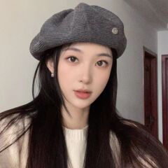 秋冬の新型のアルファベットの小さい標識は顔の小さいベレーの帽子の女性の韓国版の大きい頭が街の百合の気質の画家の帽子を囲みます。