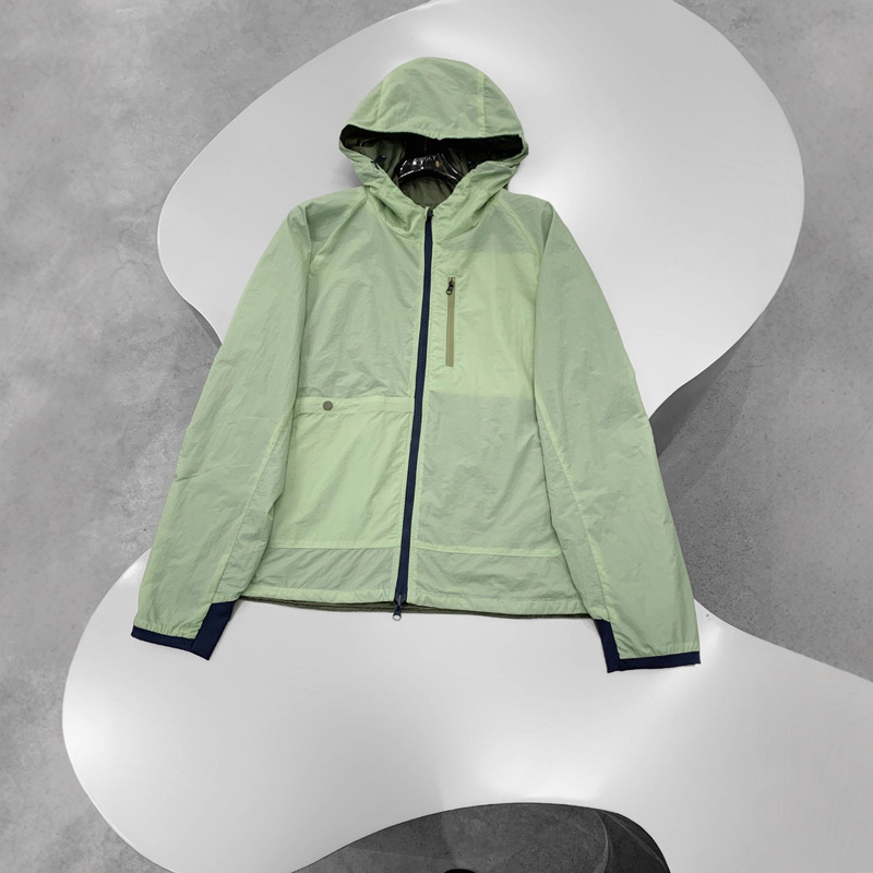 Trendy Alternative to Big Brands: Women's Outdoor Waterproof and Windproof Mountaineering Jacket with Functional Hooded Zipper