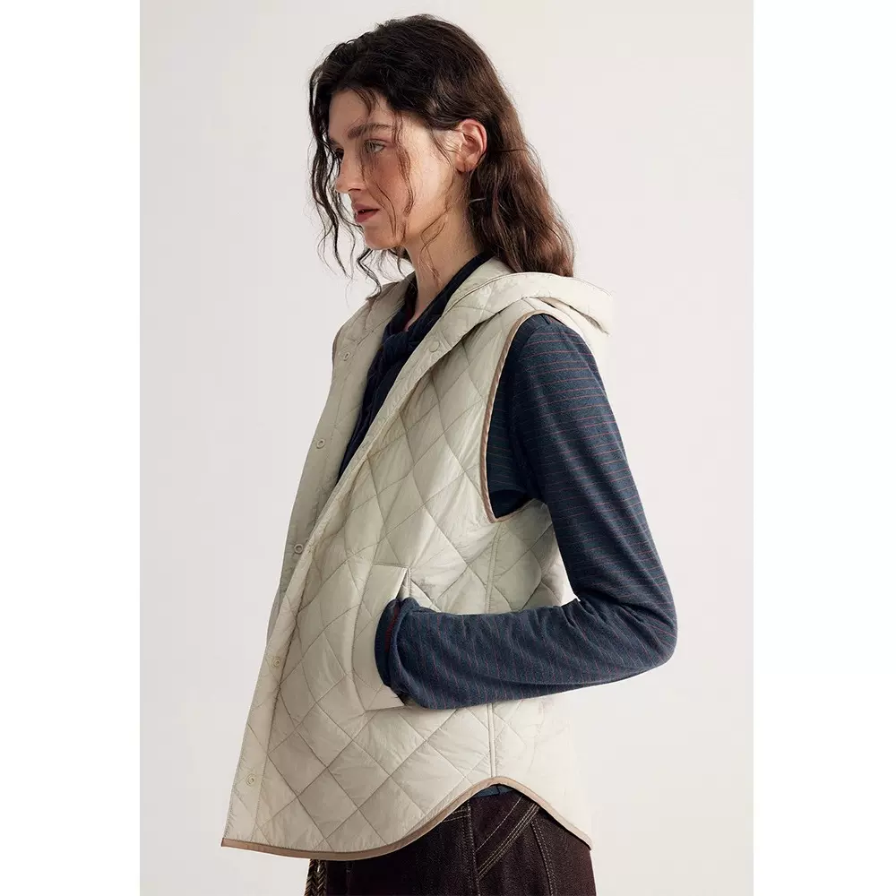 四媛 菱格衍缝连帽羽绒马甲撞色保暖叠穿背心外套25冬季新款1048