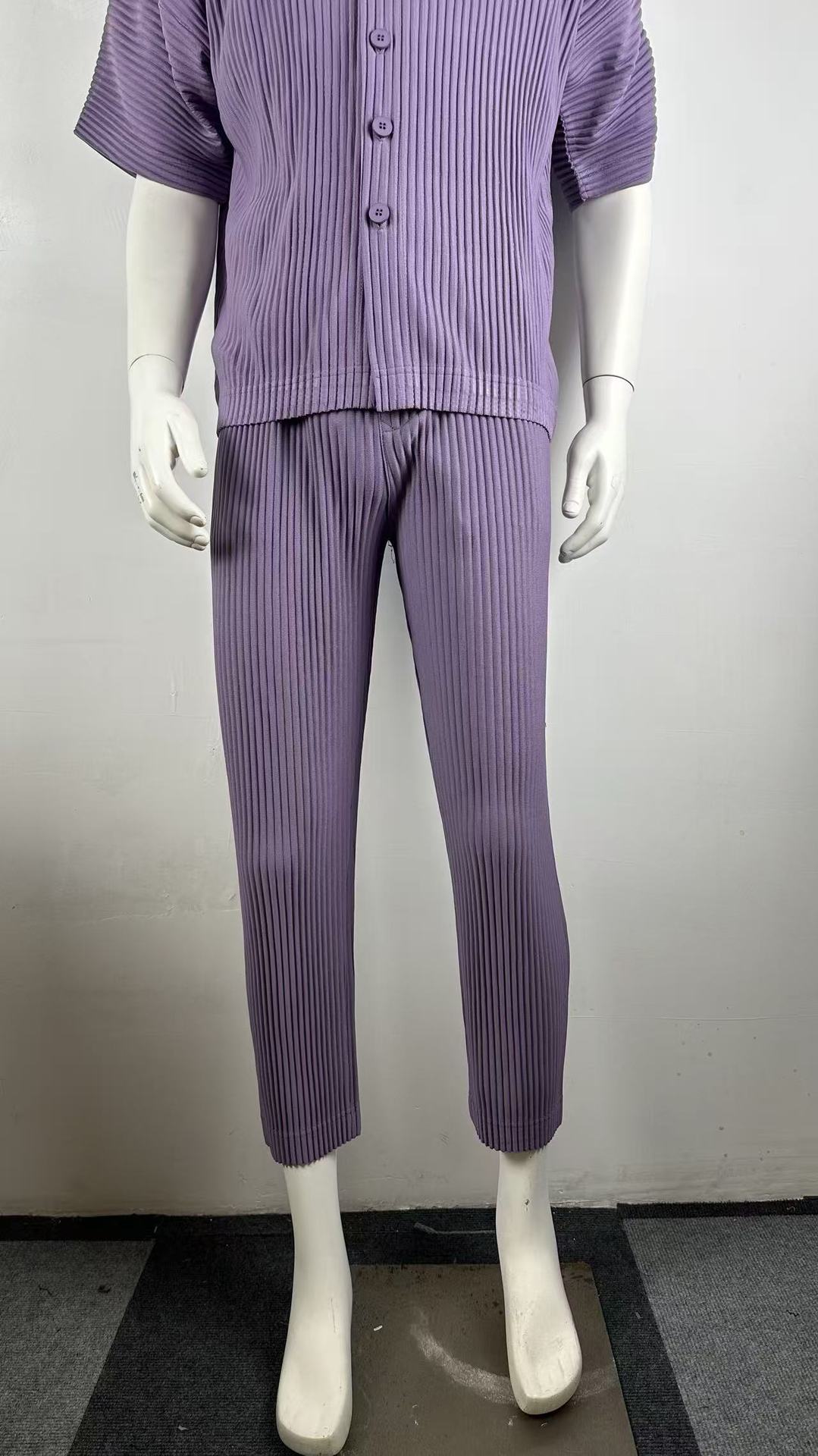 Pantalones plisados para hombre estilo Miyake, pantalones cortos holgados informales de estilo zanahoria elásticos y fluidos de verano, pantalones cortos adelgazantes JF149