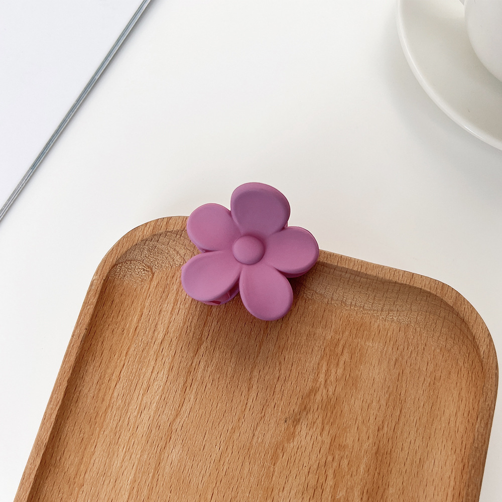 Spring Solid Color Irregular Shaped Petals Small Hair Clip display picture 4