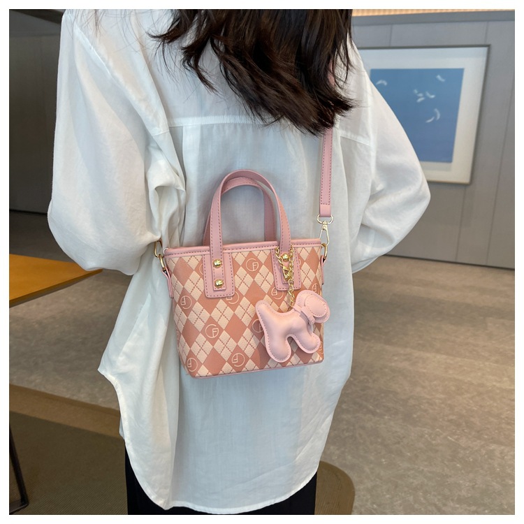 Small niche color blocked diamond grid handbag for women 2024 new style simple and trendy bucket casual versatile_voghion.com