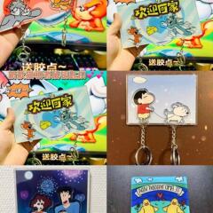 同じキーホルダーの冷蔵庫に個性的で可愛いカップルのキーホルダーを貼っています。