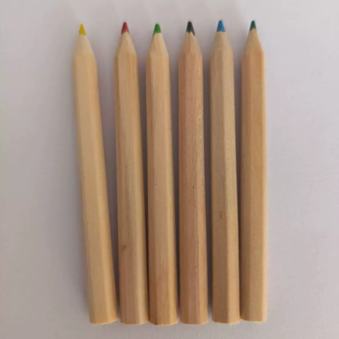 彩色铅笔学生6色绘图绘画彩铅短支6色3.5英寸原木色环保牛皮纸盒