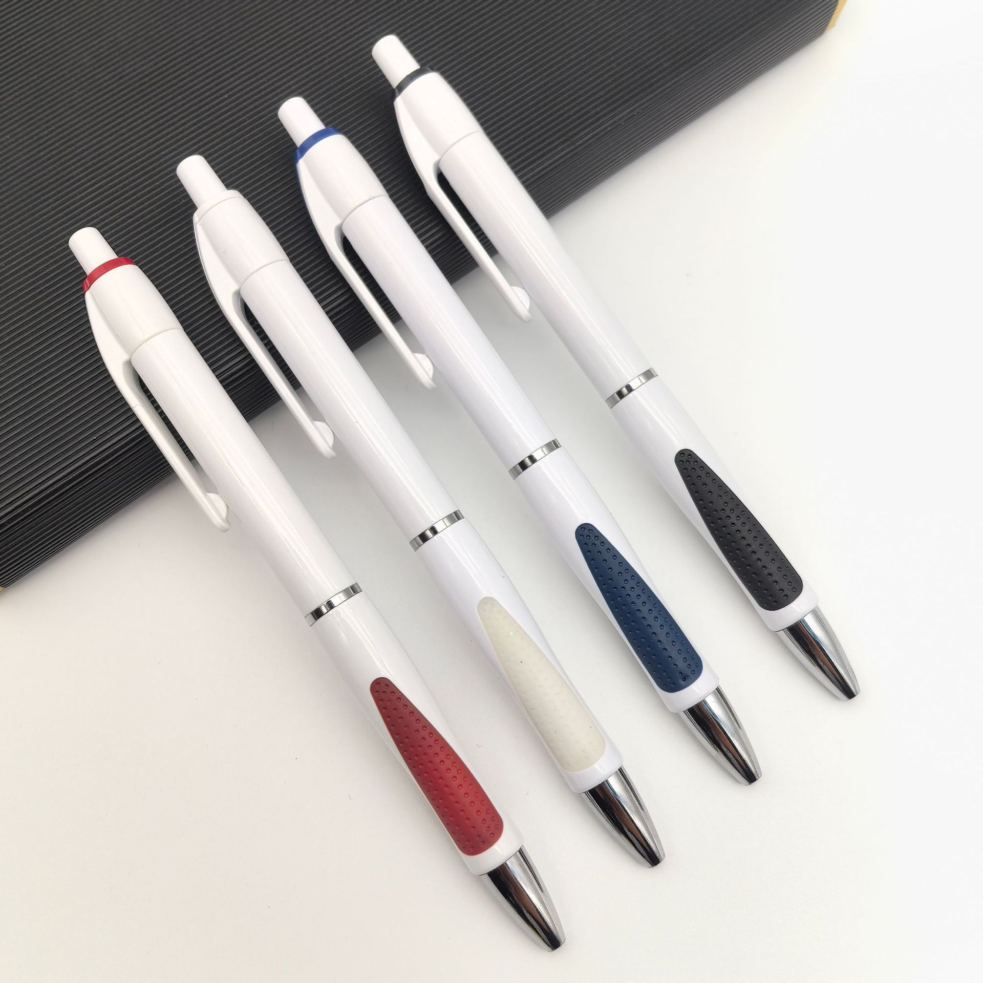 Suministro de bolígrafos publicitarios de plástico de doble formación, bolígrafos publicitarios transfronterizos, bolígrafos publicitarios baratos, venta caliente en Europa
