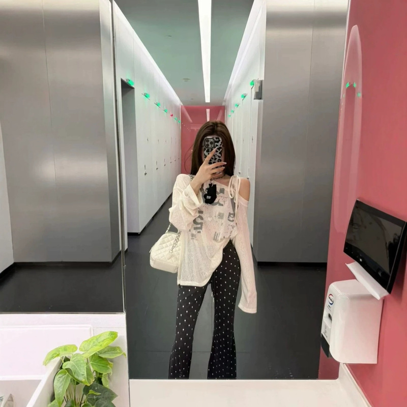 Airport Sweetheart Off-White Printed Tie-String Sunscreen T-Shirt and Gray Polka Dot Slim-Fit Casual Pants Versatile Set