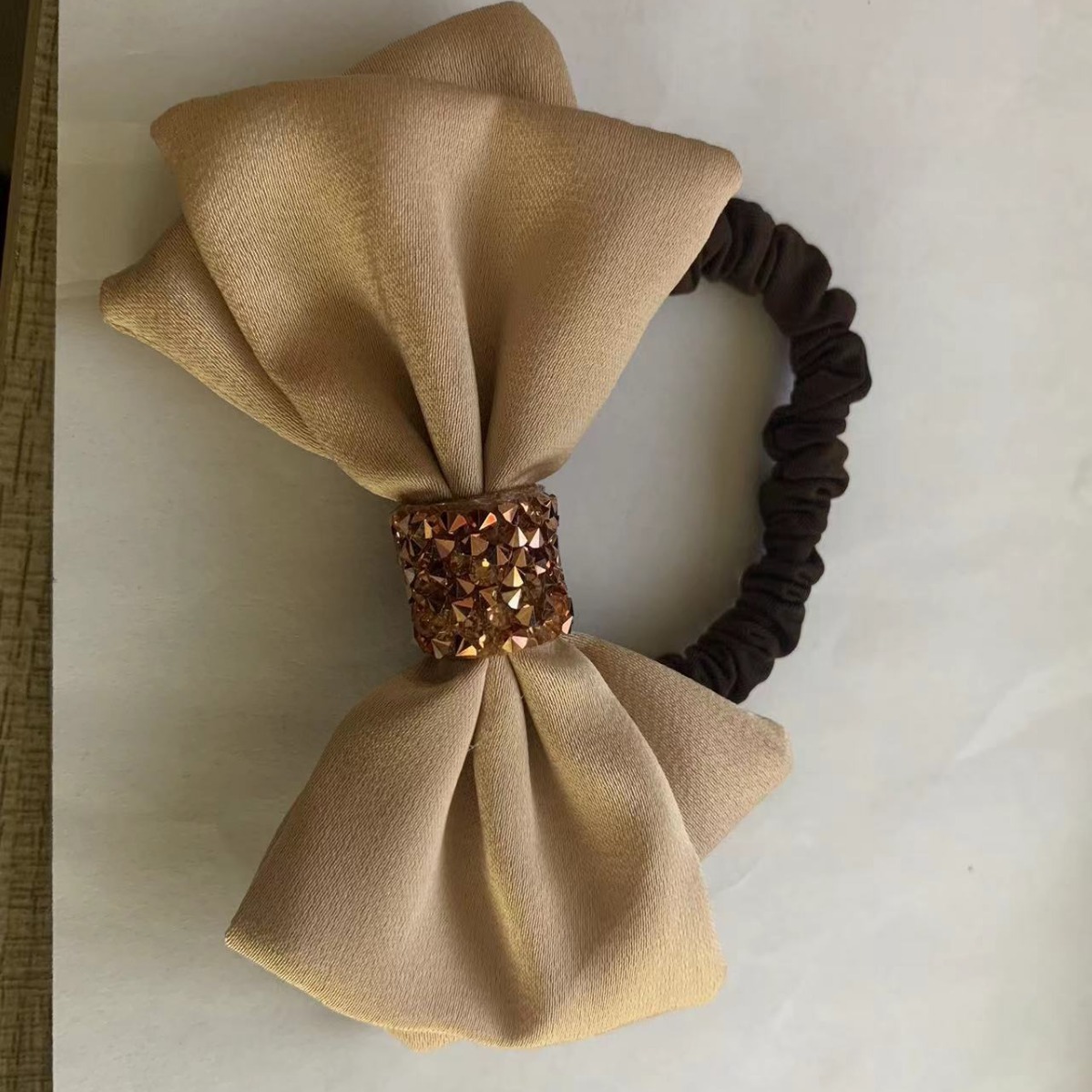 Scrunchie con fiocco elegante per donna accessorio capelli lusso_voghion.com