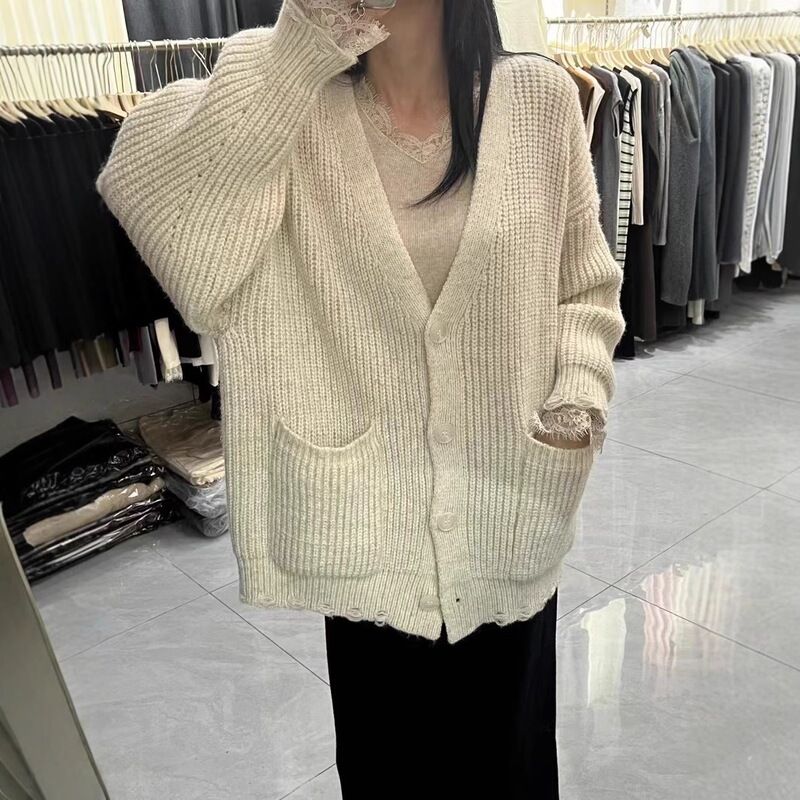 Versatile oversized knit sweater, fluffy and plush, thick and warm, gentle and stylish, perfect for autumn and winter, women's retro new style Versatile oversized knit sweater, fluffy and plush, thick and warm, gentle and stylish, perfect for autumn and winter, women's retro new style