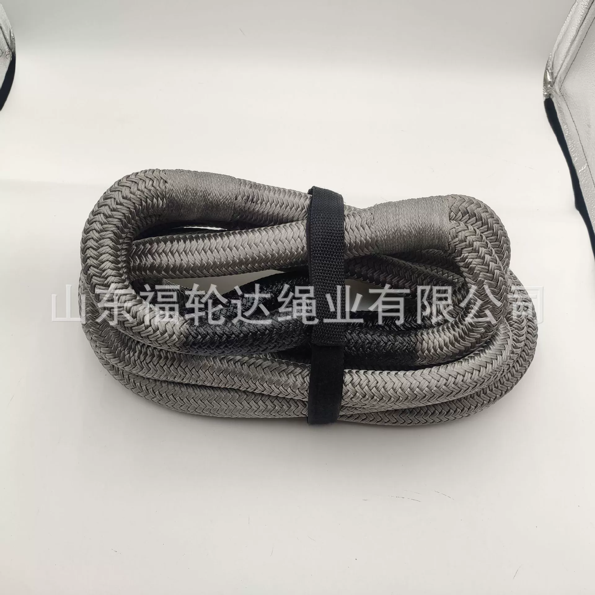 Трос для внедорожного прицепа может использоваться с мягкой сумкой для шакла, производитель поставляет трос для рекуперации кинетической энергии.