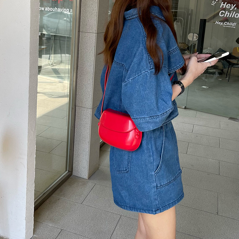 Borsa a tracolla piccola da donna semplice e versatile, con tracolla rossa a sella di Instagram coreana estiva 2024_voghion.com