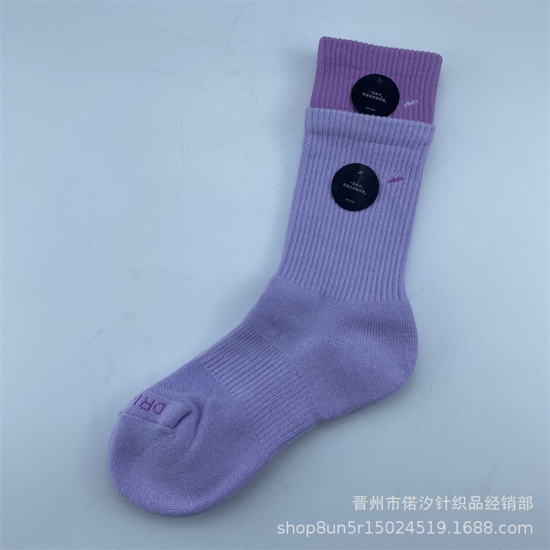 2023新品の偽の2つのつなぎ合わせのスポーツの靴下の中で筒の高い筒の男女の同項のマカロンカラーの厚いタオルの底