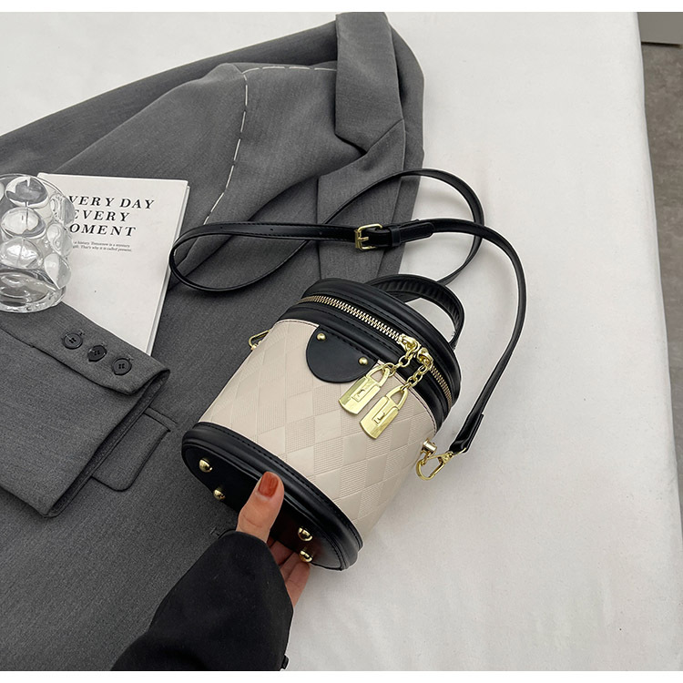 펜던트가없는 검은 색 흰색 쌀