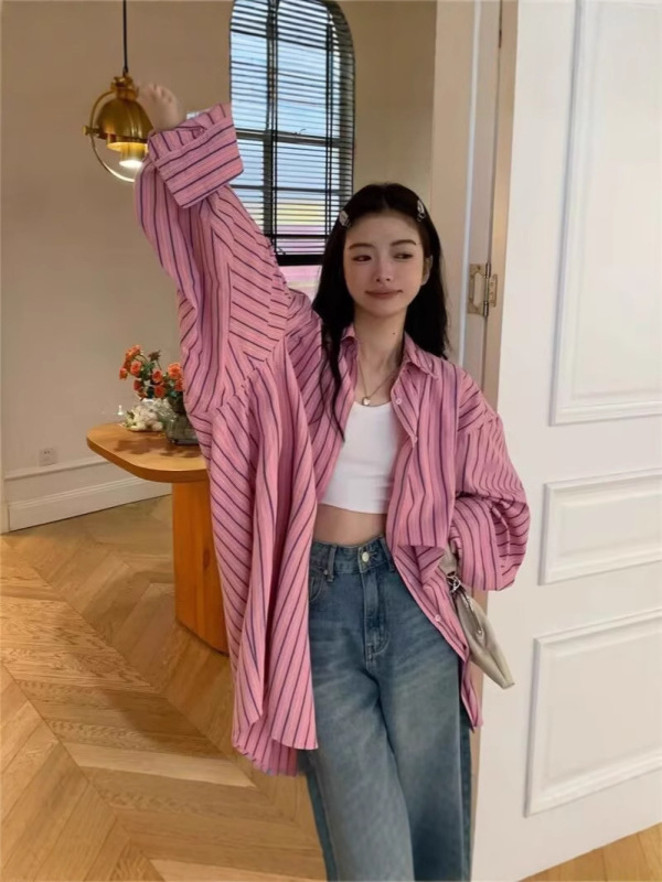 フランスの春秋のゆったりした大きい版のピンクのシャツの縦縞のシャツの女性の中で長いタイプのoversizeの薄いタイプのコートの女性|undefined