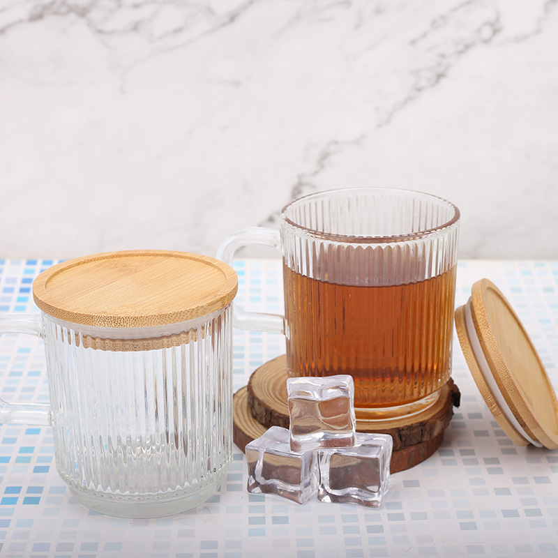 Taza de vidrio a rayas verticales con tapa de madera taza de café casera taza de bebida de leche taza de whisky de alto valor