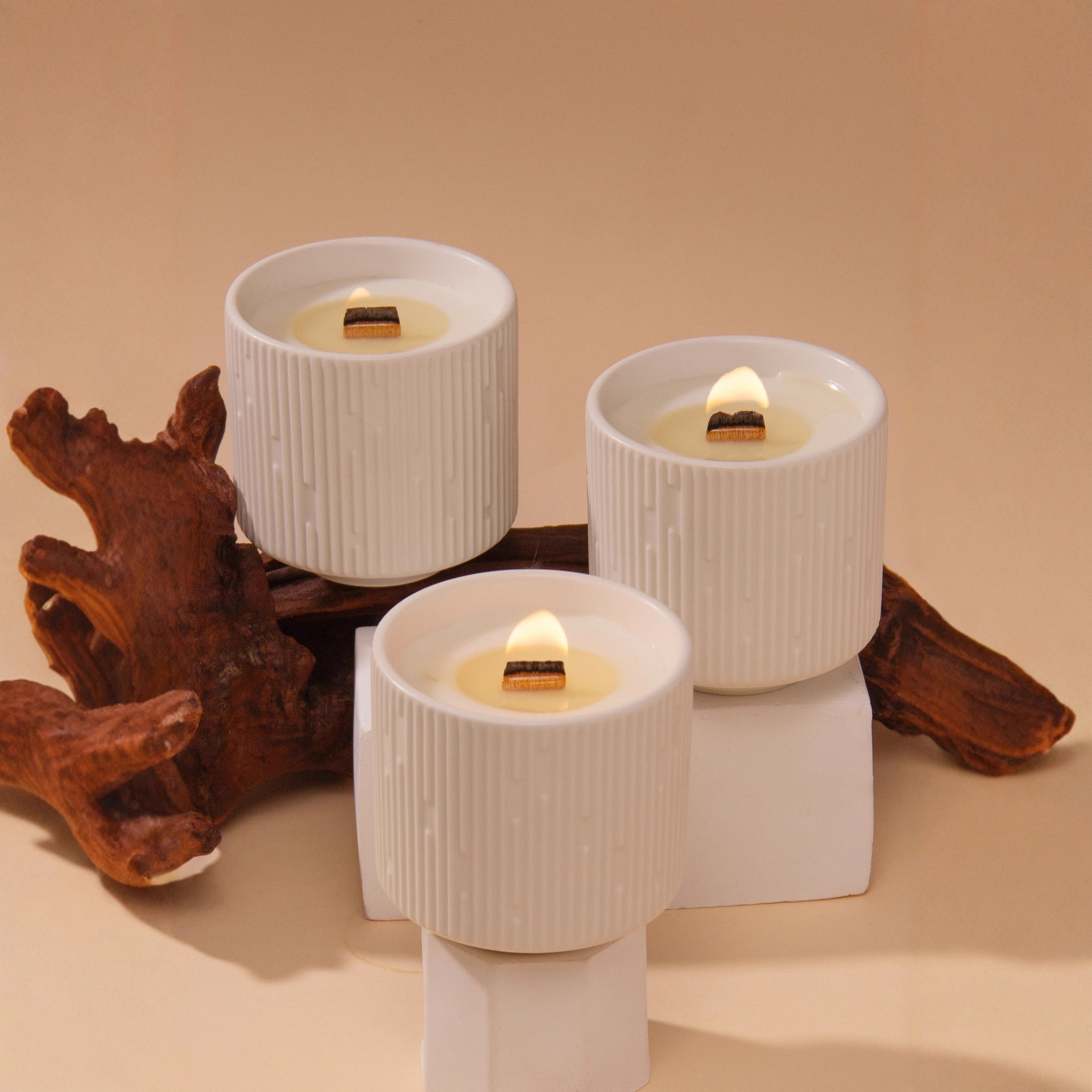 Weiße, matte Keramiktasse mit Sternenmuster, Aromakerze mit Holzdocht, ätherische Öle, Nischenduft, Weihnachtsgeschenk, Sojawachs_voghion.com