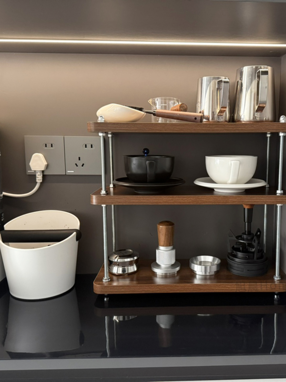 Café de madera sólida taza de esquina tablero de comedor barra de almacenamiento estante de tazas de agua utensilios de diseño de estante de exhibición