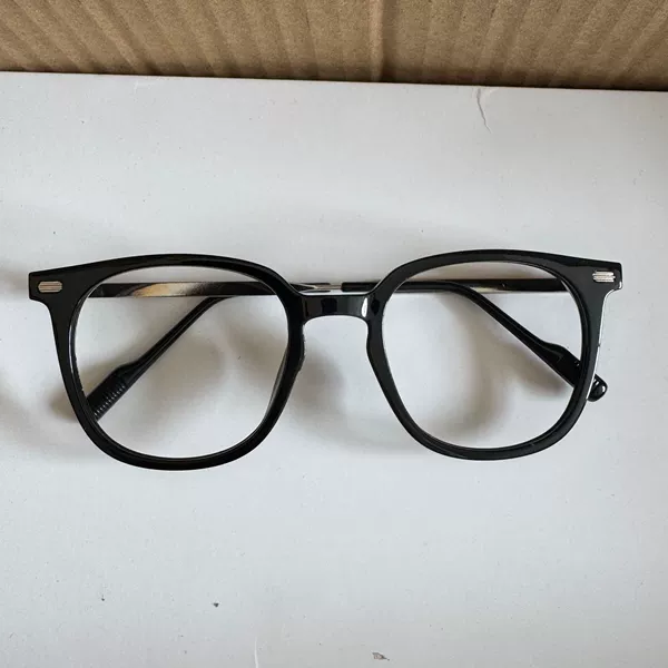 Black frame (plastic nose pads)