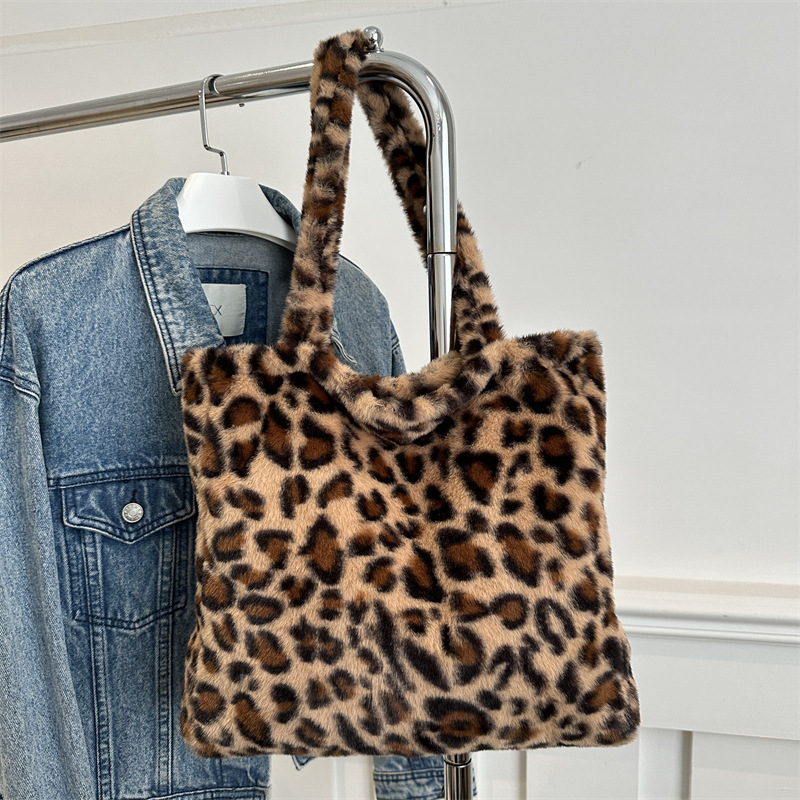 Bolsa portátil portátil de pelo retro para mujeres 2024 otoño y invierno nuevo leopardo de gran capacidad personalidad extranjera bolso de hombro