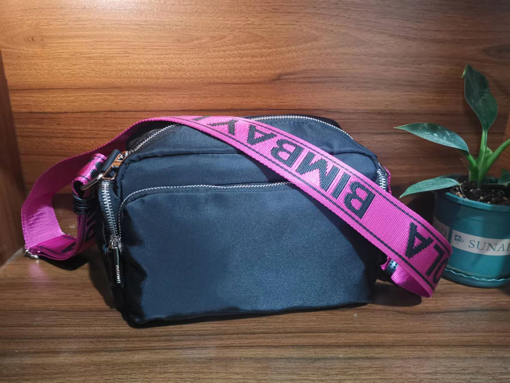 Rosa negra con caracteres negros (logotipo plateado)