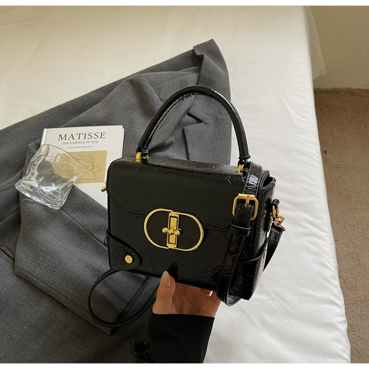 This year, the trendy square box bag for women in 2025 is a new, fashionable, versatile and high-quality single-shoulder crossbody bag undefined