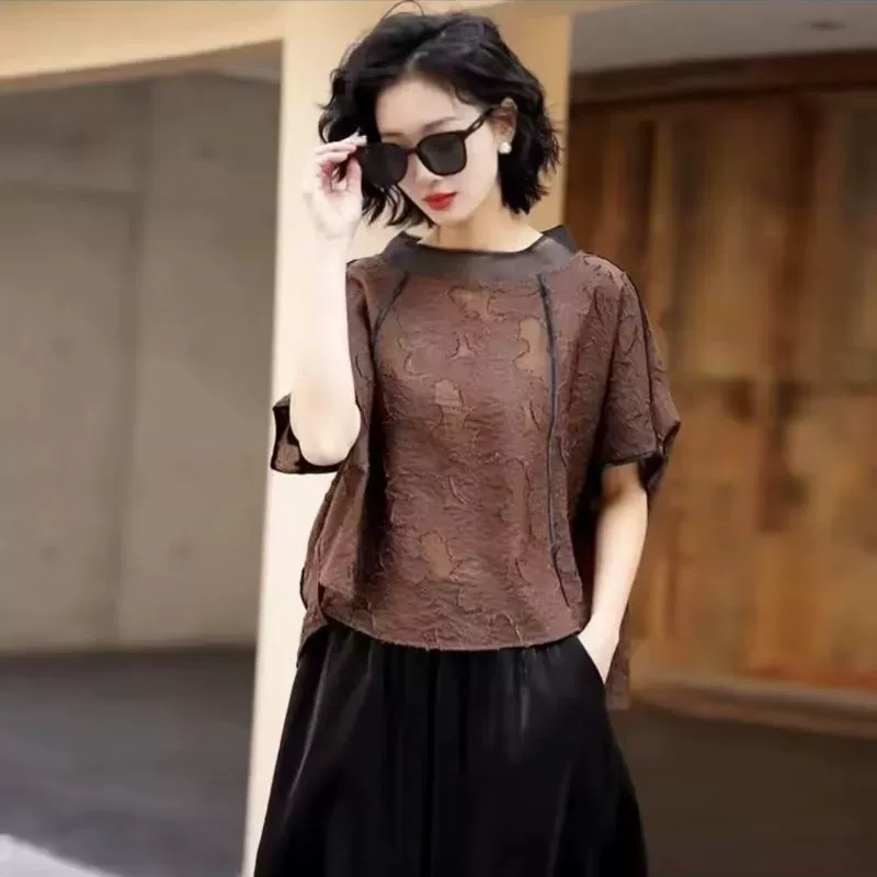 Летний костюм-двойка в стиле лёгкой роскоши: широкие брюки с жаккардовым узором и свободный топ, больших размеров, для стройнящего эффекта.