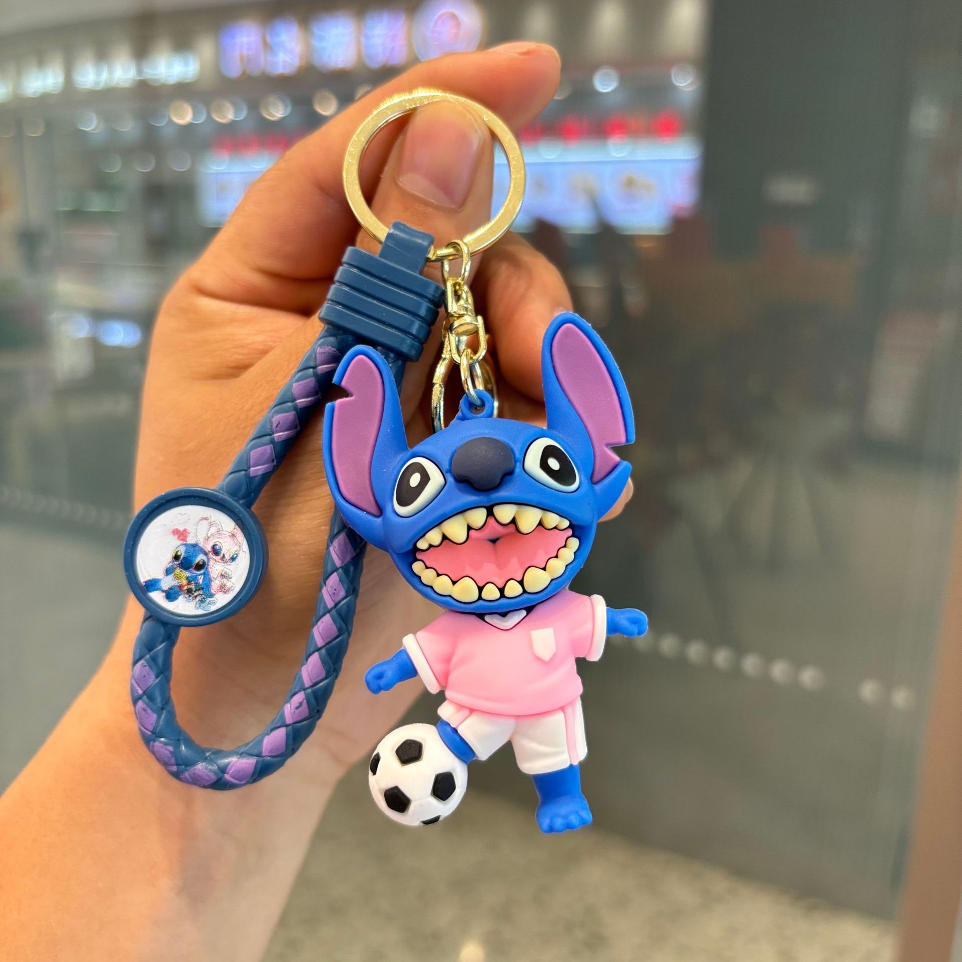 Creativo nuevo estilo deportivo Stitch llavero dibujos animados muñeca grande mochila escolar colgante máquina de garras pequeño regalo al por mayor