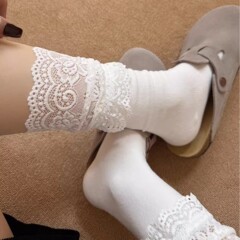 靴下の女性は純粋に長い筒のレースを欲しています。