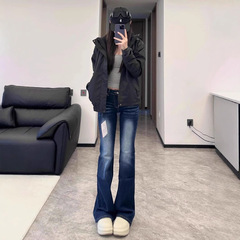 小柄なファッションの高街ギャルの水洗いの微ラッパジーパンのデザイン感が低いです。