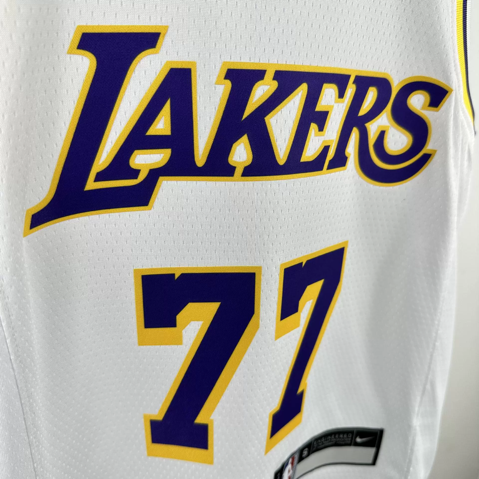 Детская и молодежная одежда. Футболка НБА Lakers Snake Pattern № 77 Дончич № 8 24 Коби № 6 23 Джеймс