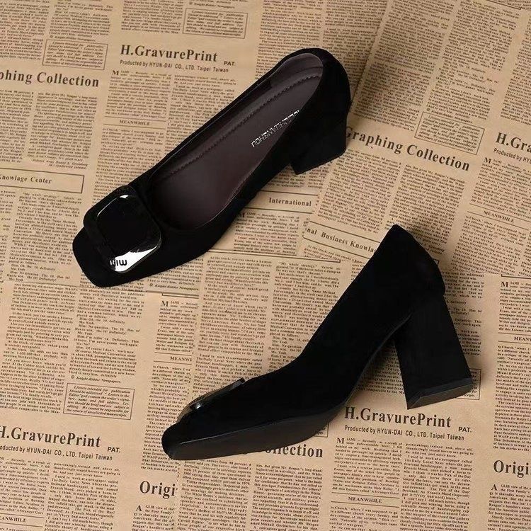 2026 nuevo estilo de primavera de cabeza cuadrada de metal cuadrado botón de talón grueso viajero poco profundo zapatos franceses de nicho de tacones altos para mujeres