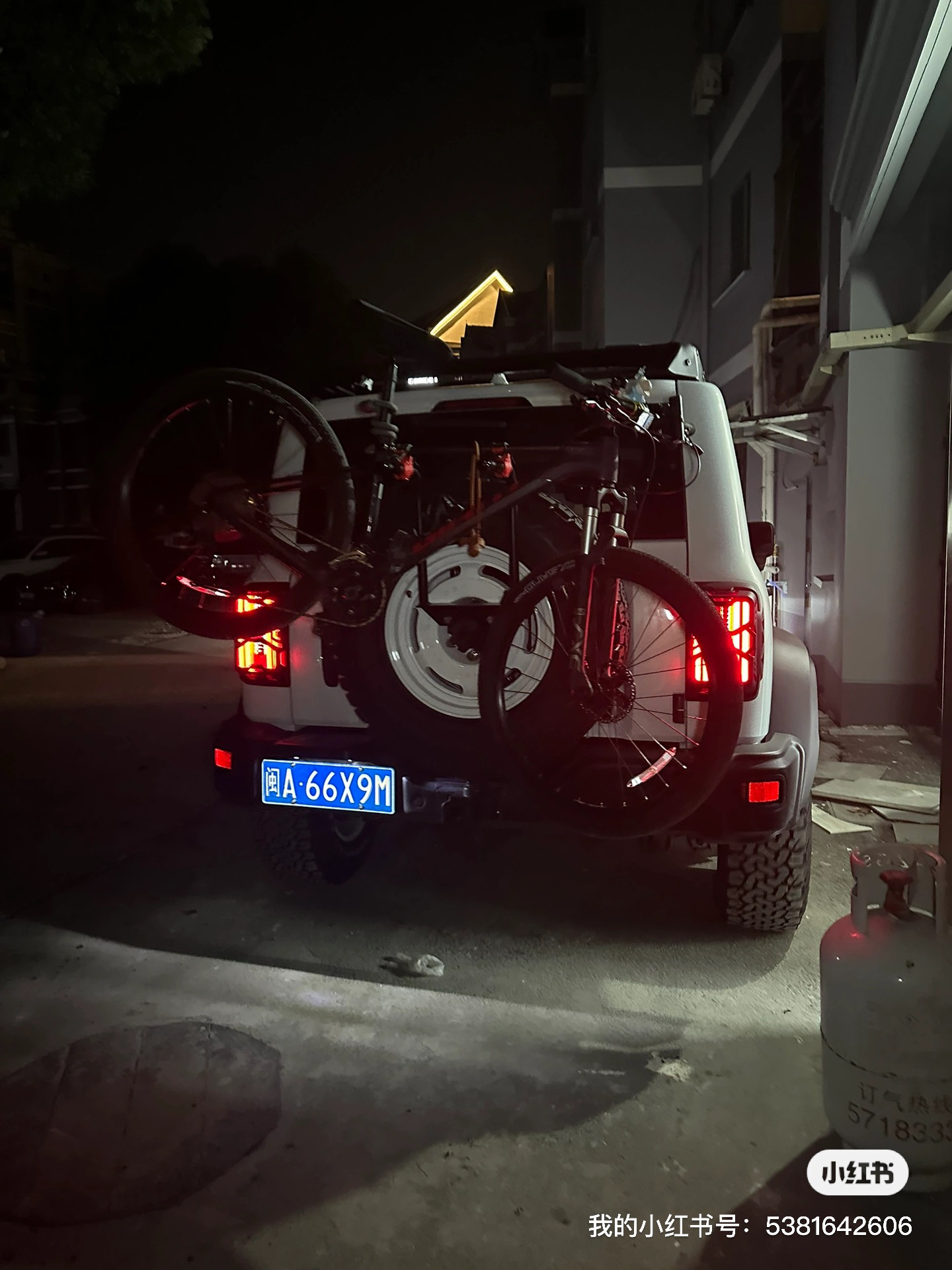 Tank 300 Bicycle Rack Spare Tire Bicycle Rack, Non-Destructive Installation, Foldableable, Does Not Block the License Plate Reflection