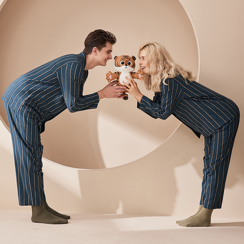 Conjunto de ropa de estar en casa para parejas de algodón puro para hombres y mujeres, pijamas con rayas verticales cepilladas, adecuados para paseos al aire libre y ocio, gruesos y cálidos.