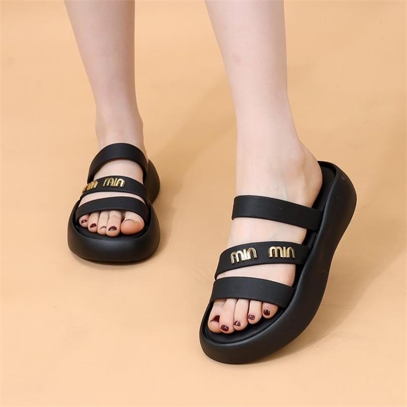 Zapatillas de playa para mujeres de verano 2024 nuevo estilo hermoso piso de mierda sensación suave francesa romana casual zapatillas de playa