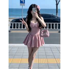 粉色格纹吊带连衣裙子女2026新款夏季小个子气质绝美海边度假短裙