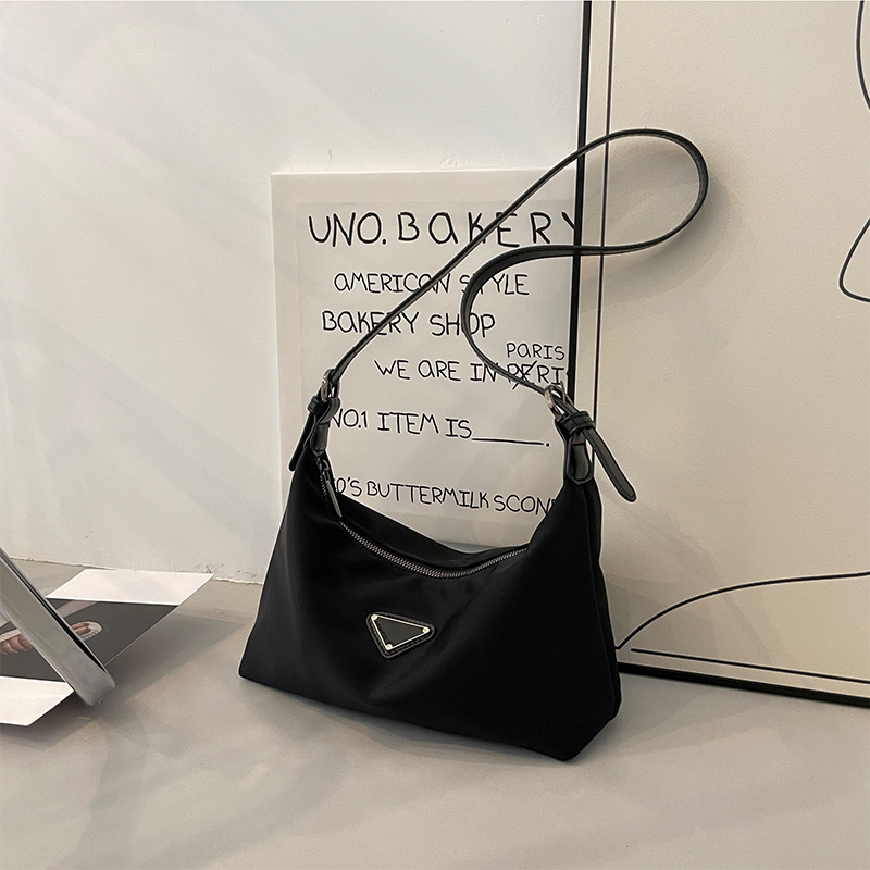 Bolso de axila casual ligero y simple, bolso de hombro, bolso de hombro de moda de nylon, bolso de hombro de moda, lleno de la versión coreana de desplazamiento de gran capacidad