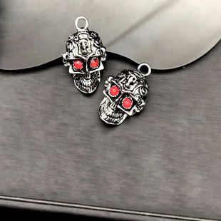 Factory direct European and American cross-border personality fashion hip-hop alloy skull pendant accessories accessories wholesale